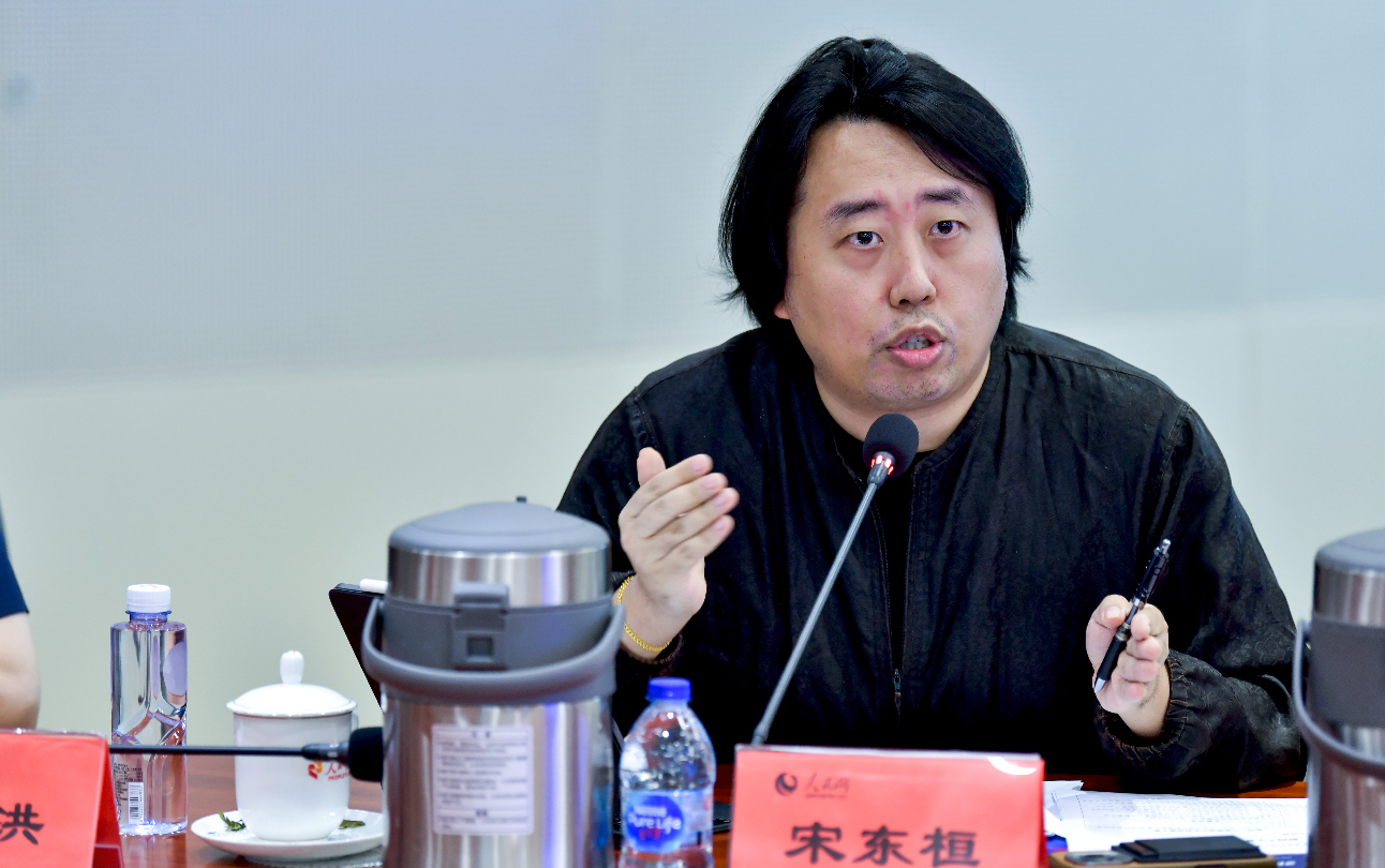  宋东桓 故事接龙StoryStorm AI社区发起人 协同创新 将AI产能优势转化为产业价值 破局之道在于产业上下游协同创新，正如5G基建催生了短视频生态，AIGC将成为IP经济的数字基建——通过技术、商业与社会创新协同发力，将产能优势转化为真正的产业价值。