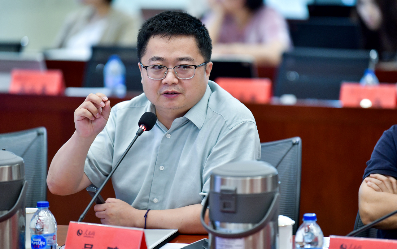  吕  鹏 中国社会科学院人工智能研究促进中心研究员 AI自主创新需兼顾科技创新与社会创新 人工智能的传播与应用不仅是技术问题，更是社会系统的重构过程，实现自主创新需统筹推进科技创新与社会创新，构建适配智能时代的新型生产关系。