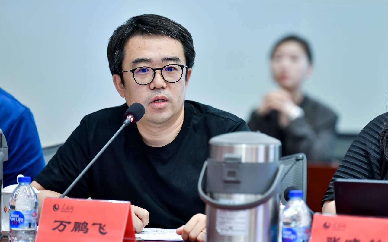  万鹏飞 可灵AI视觉生成与互动负责人  树立技术自信 让AI创造社会价值 在以视频生成为代表的视觉生成式AI领域，中国企业并没有落后于海外企业。面向未来，技术的发展速度和发展空间依然很大，要坚定地投入技术创新，引领全球技术发展。