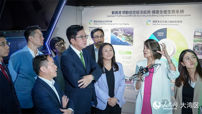 香港特区政府财政司副司长黄伟纶(前排左二)和嘉宾参观展示厅。人民网 吴宇扬扬 摄