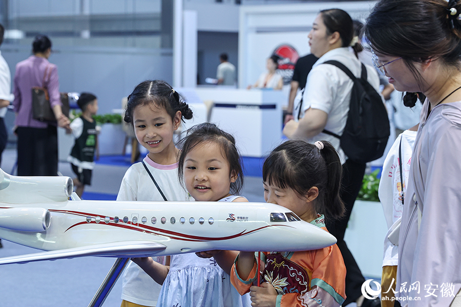 孩子们在家长的陪同下打卡“低空航展”。人民网记者 张俊摄