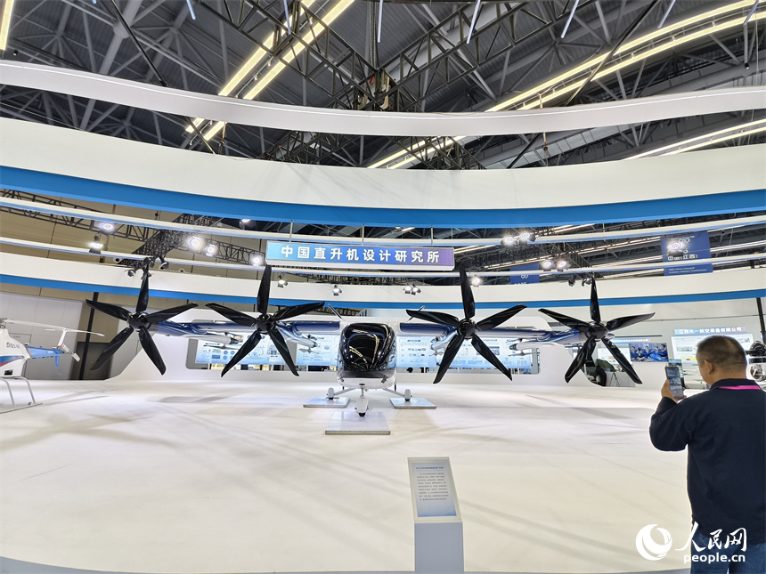 景德镇低空产业生态展上，人们在整机装备区参观国产无人机。人民网记者 时雨摄