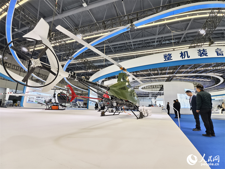 景德鎮低空產業生態展上，人們在整機裝備區參觀一架無人直升機。人民網記者 時雨攝