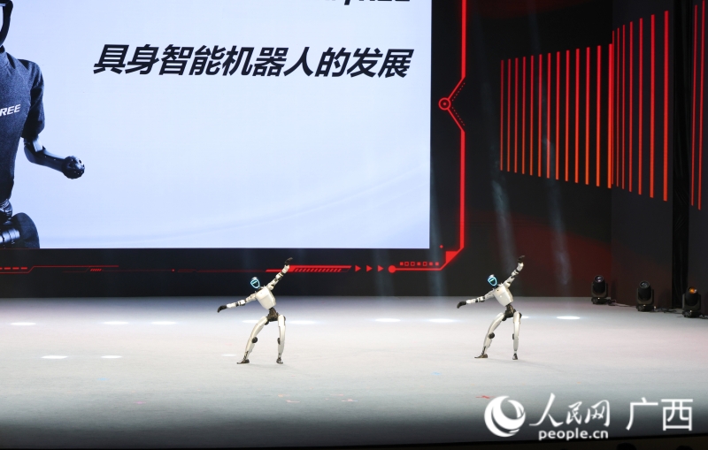 人形机器人跳舞。人民网 韦欢摄