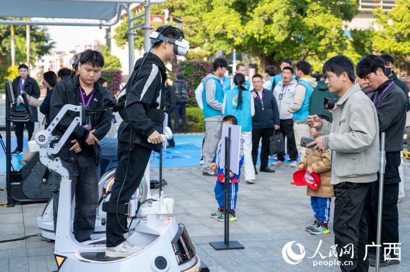 主題展吸引觀眾體驗。人民網記者 嚴立政攝