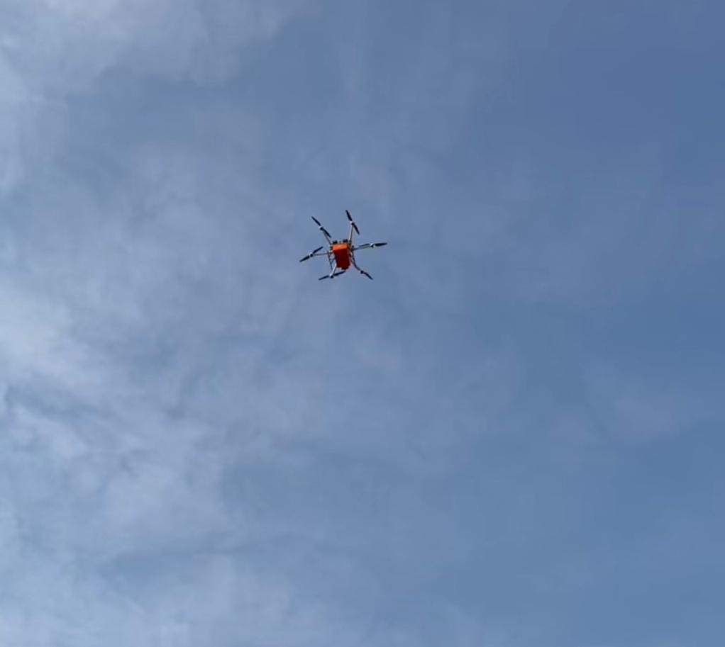   25日，成都低空运输血液配送航线在成都市血液中心正式启航。新华社发