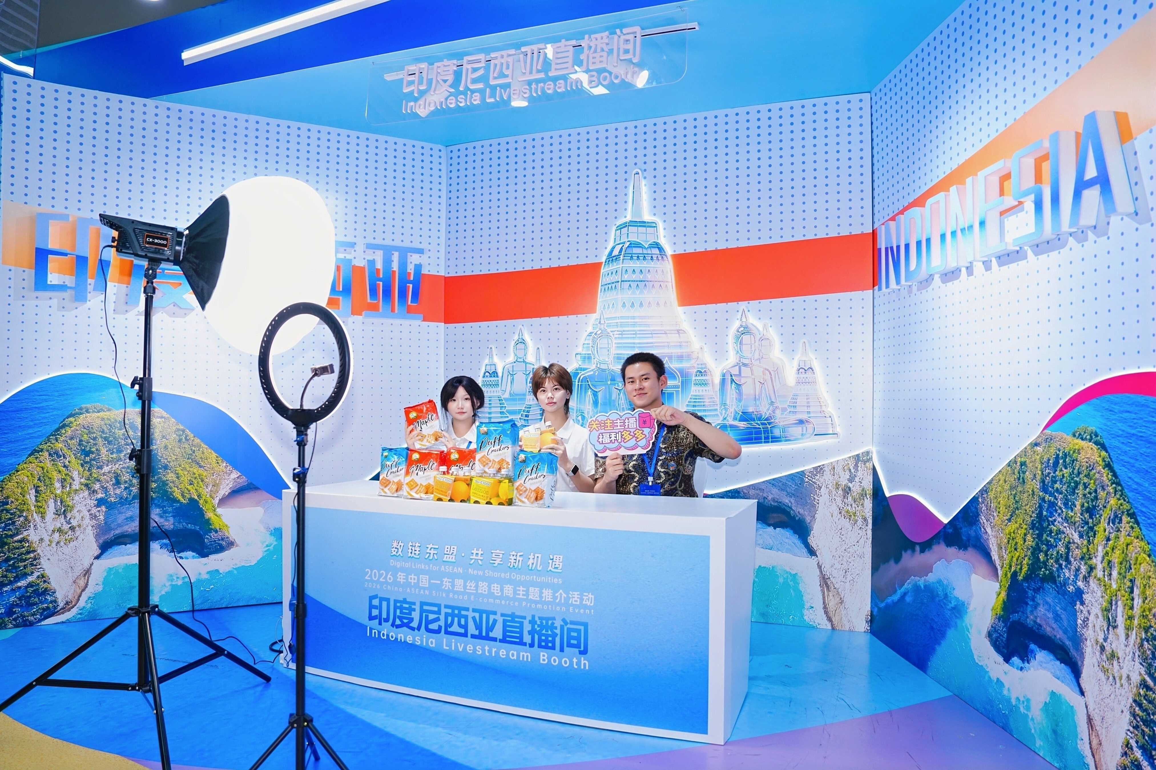 会场外同步开展跨境电商直播。主办方供图